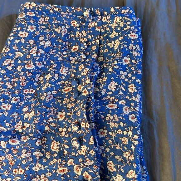 Madewell flower skirt with back zipper and side buttons size 6. - Picture 10 of 10